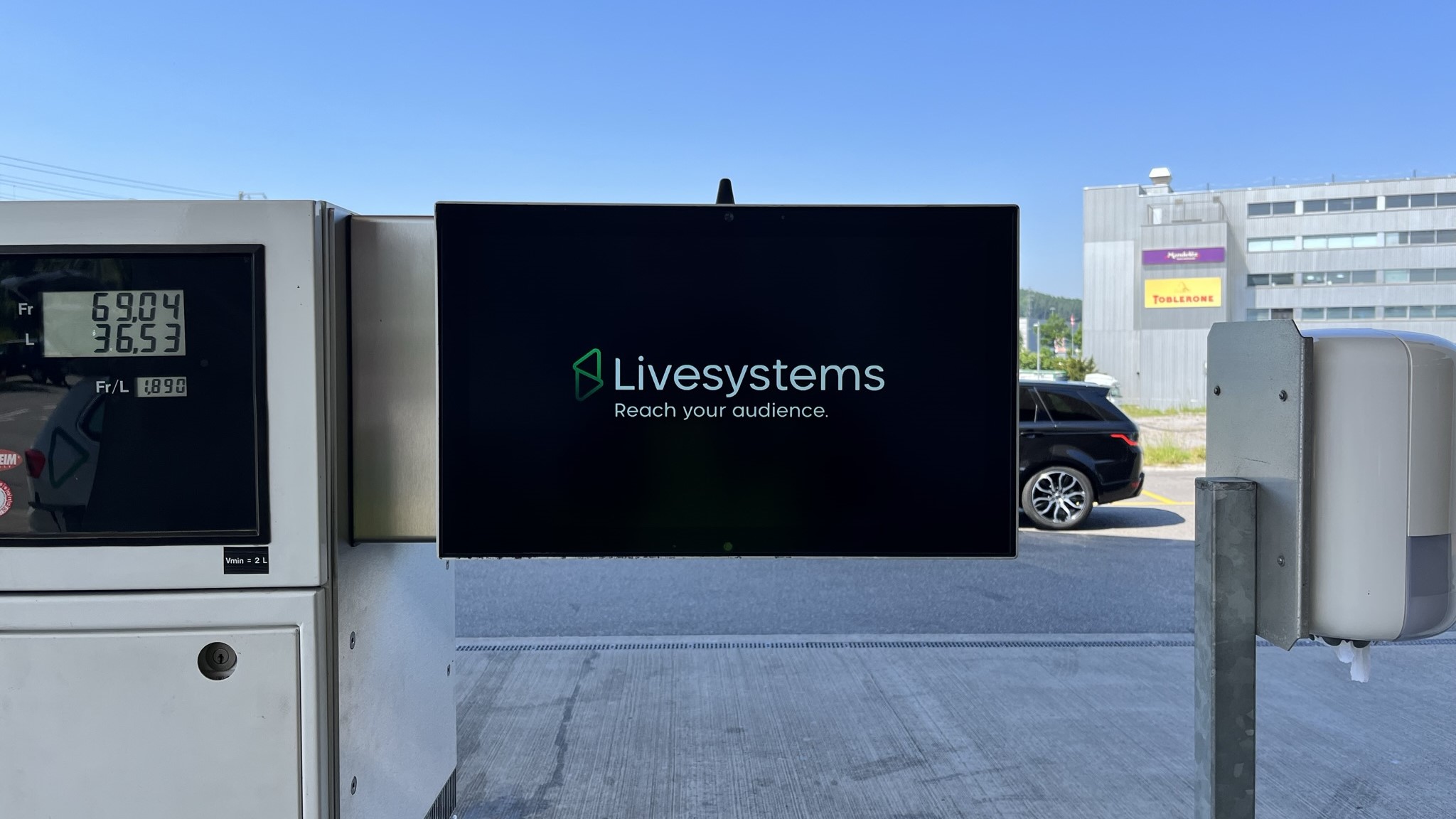Live-Systeme an einer Tankstelle mit PARABRIGHT™ LCD-Informationsdisplays von Parasigna.